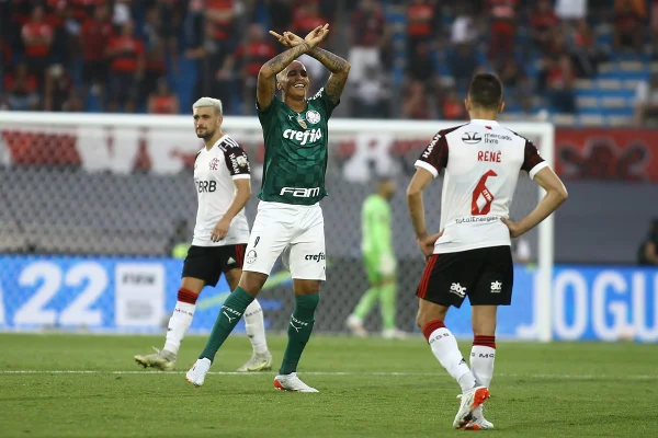 Herói improvável, Deyverson celebra título com Deus e Coração Cachorro