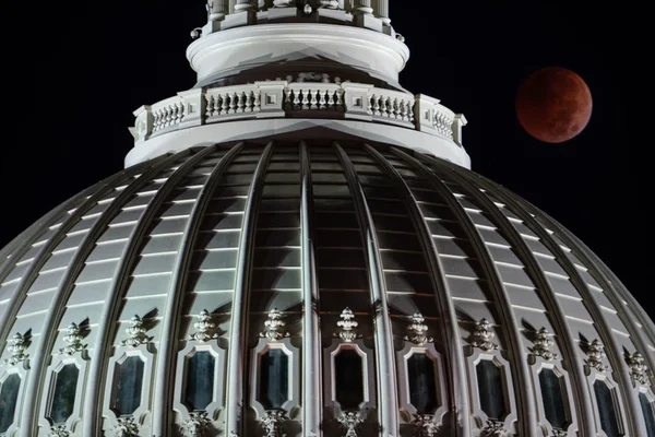 O eclipse da lua de sangue no dia da eleição é visto atrás da cúpula do Capitólio dos EUA - Metrópoles