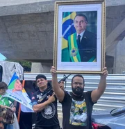 Reta final: ato de vice de Flávio tem fuzil de brinquedo e bandeira dos EUA - imagem 2 Reta final: ato de vice de Flávio tem fuzil de brinquedo e bandeira dos EUA - imagem 2