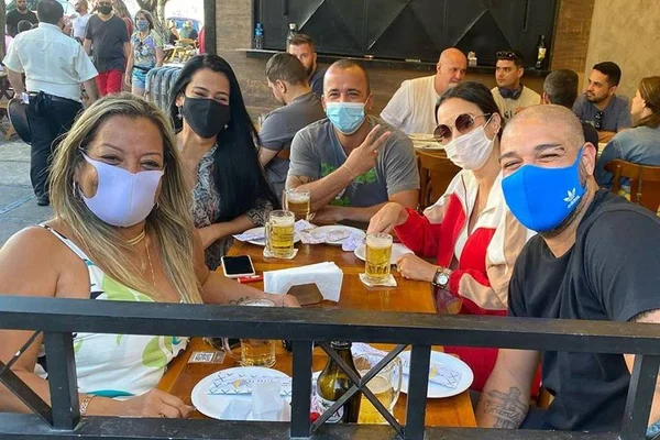 Adriano Imperador é criticado após ir a bar com amigos: “Que mancada”
