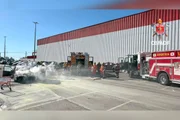 Foi necessário forçar a abertura do capô para o trabalho dos bombeiros Foi necessário forçar a abertura do capô para o trabalho dos bombeiros