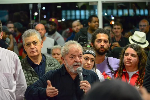 “Não sou homem de correr de briga”, diz Lula sobre tiros em ônibus
