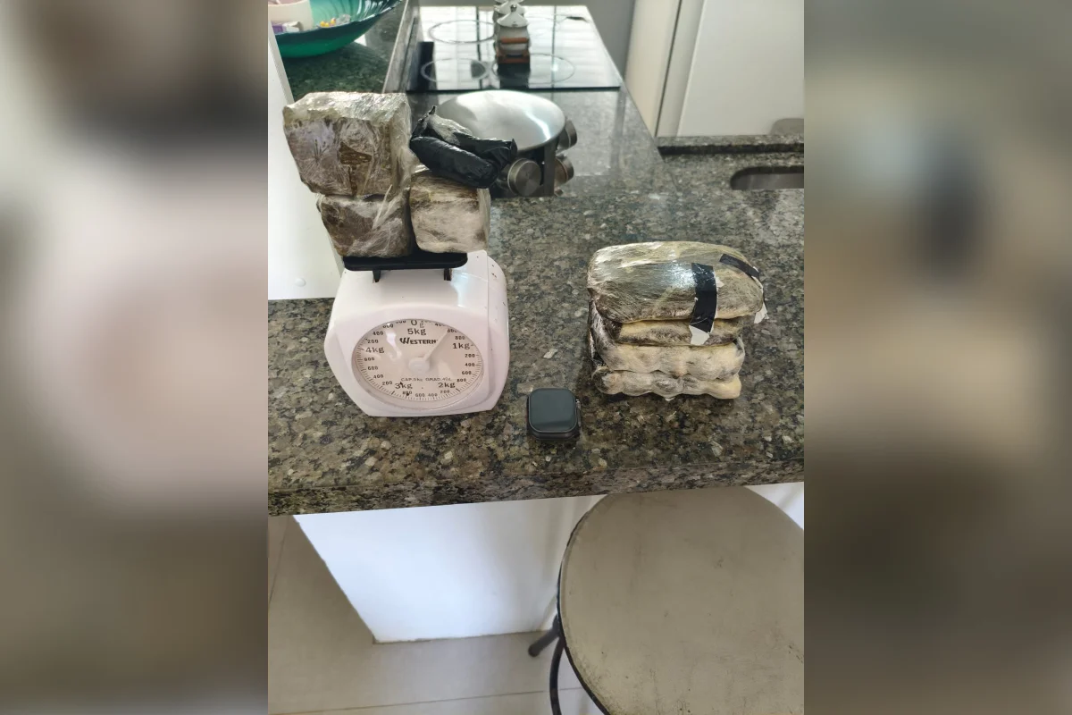 O agente público e o vigilante terceirizado são investigados por supostamente facilitar o ingresso dos materiais ilícitos e ocultar a atividade criminosa em troca de vantagens financeiras O agente público e o vigilante terceirizado são investigados por supostamente facilitar o ingresso dos materiais ilícitos e ocultar a atividade criminosa em troca de vantagens financeiras