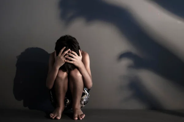 “Acordei com 33 homens em cima de mim”, diz jovem estuprada no Rio
