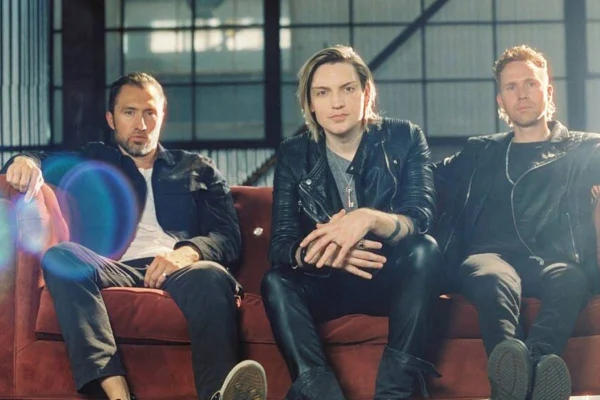 Foto colorida dos integrantes da banda The Calling-Metrópoles