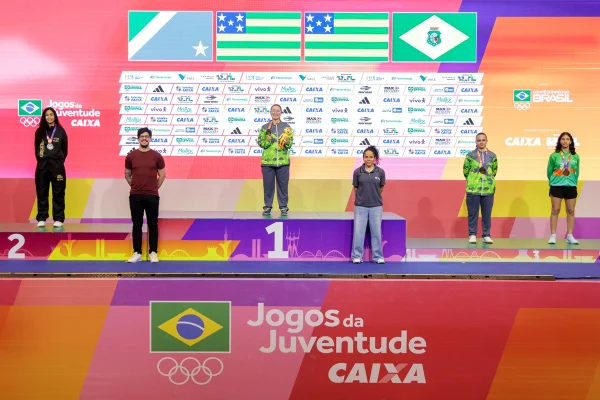 Foto colorida do pódio de badminton feminino - Metrópoles