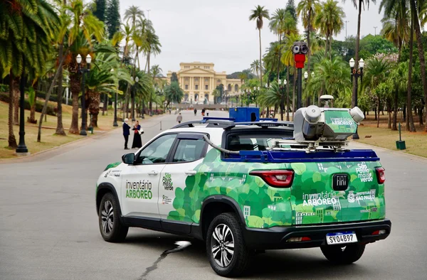 Fotografia colorida mostrando carro com sistema de monitoramento-Metrópoles