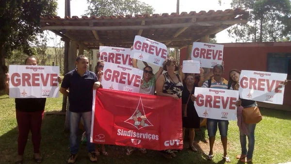 Sem salários, terceirizados da Saúde entram em greve