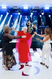 Ao lado da amigas, a aniversariante curtiu a pista a noite toda