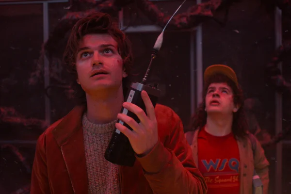 Imagem colorida de Joe Keery como Steve Harrington e Gaten Matarazzo como Dustin Henderson em Stranger Things - Metrópoles