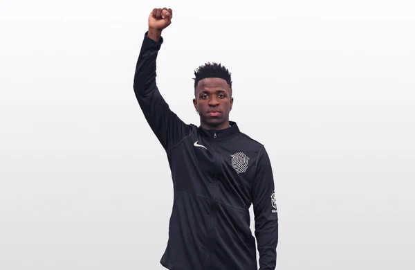 Imagem colorida de Vinícius Junior com o punho cerrado - Metrópoles