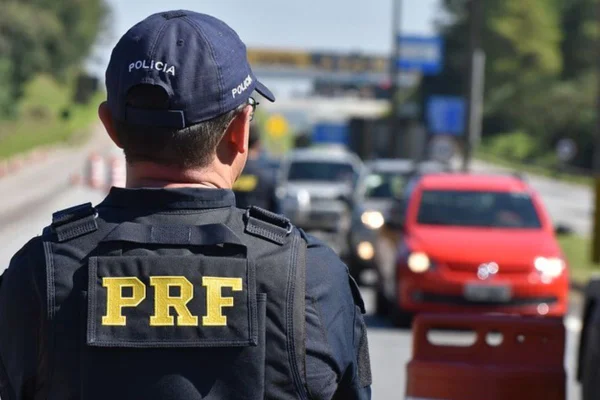 Movimento intenso nas estradas de São Paulo, devido ao fim de ano, contabilizou 146 sinistros de trânsito e deixou 74 pessoas feridas - Metrópoles