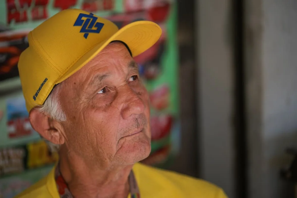 Antônio deu R$ 5 para um casal e duas crianças se alimentarem devido ao fechamento do restaurante Antônio deu R$ 5 para um casal e duas crianças se alimentarem devido ao fechamento do restaurante