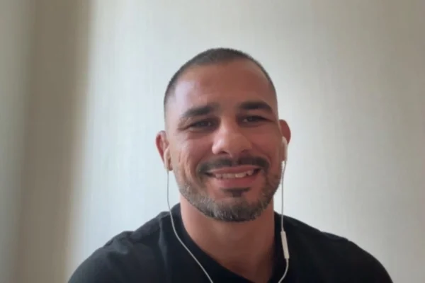 Pantoja estará no UFC 328 e espera anúncio de retorno: “Estou pronto”
