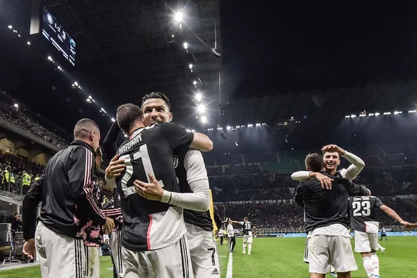 Juventus acaba com campanha perfeita da Inter em Milão e assume ponta