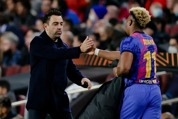 Xavi Hernández cumprimenta Adama Traoré, jogador do Barcelona