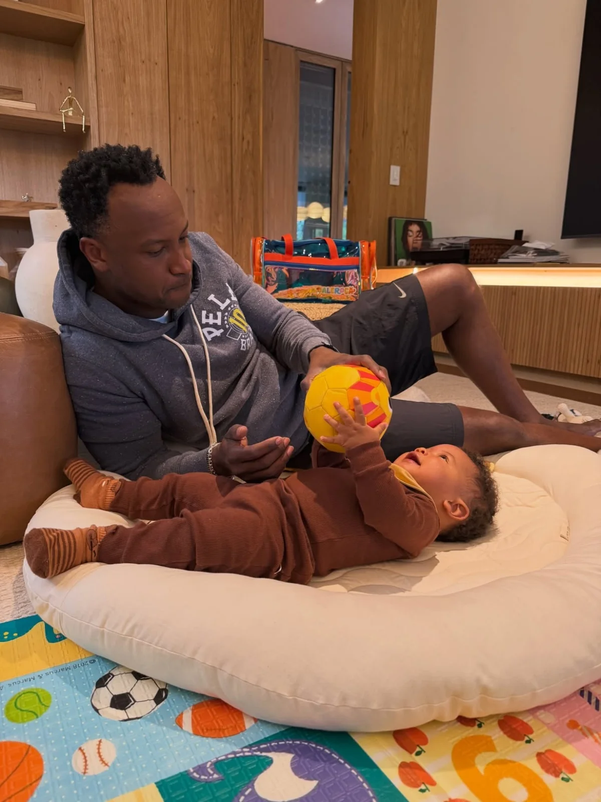 Thiaguinho com o filho Bento Thiaguinho com o filho Bento