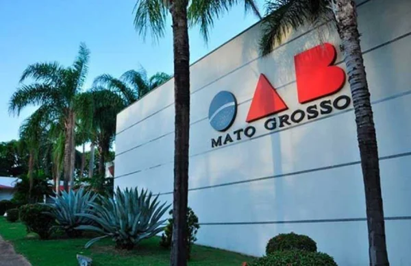 Imagem colorida da fachada do prédio da OAB de Mato Grosso - Metrópoles