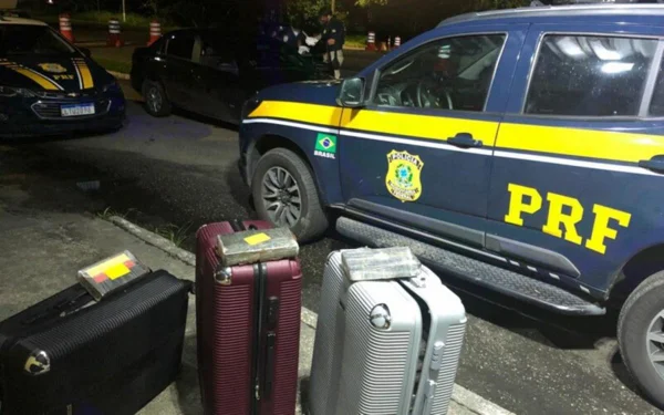 carro da PRF e malas no chão