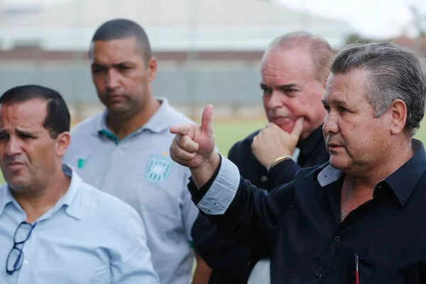 Problema é moradia e não salário atrasado, diz Gama sobre situação do técnico Mangone