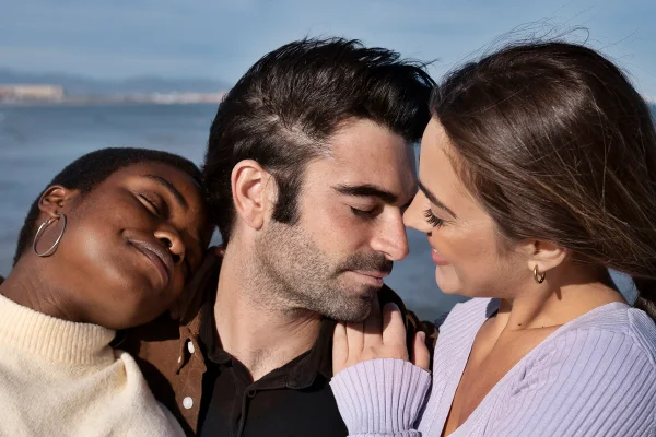 Foto colorida de duas mulheres e homem