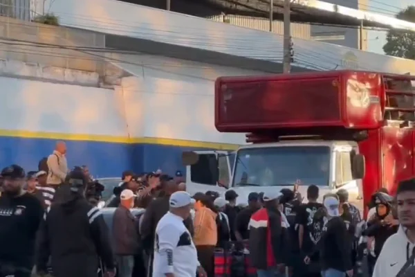 Imagem colorida de carro de som sendo atacado. Metrópoles