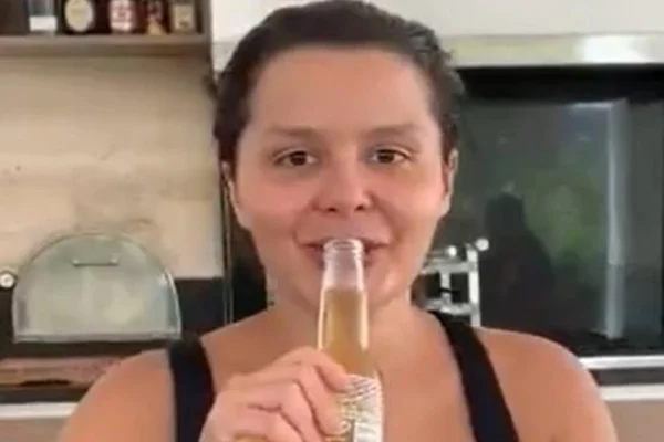 Em vídeo, Maraisa impressiona ao virar garrafa de cerveja de uma só vez
