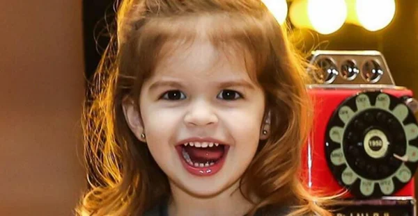 Em vídeo, filha de Ceará canta a história da Chapeuzinho Vermelho