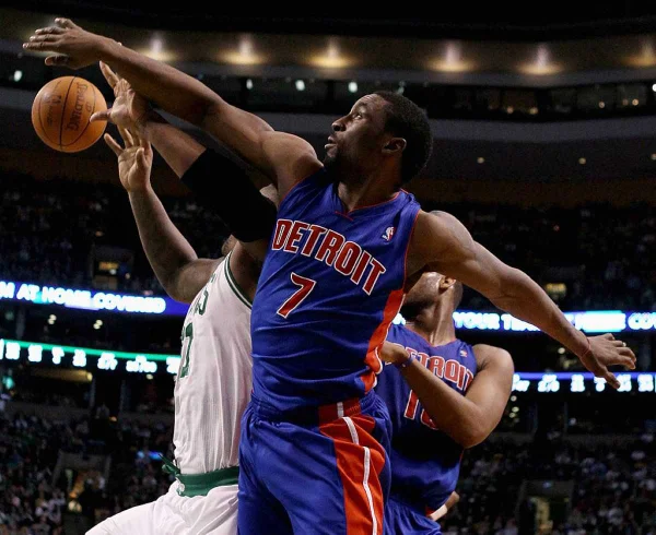 Ex-jogador da NBA é preso sob acusação de porte de arma