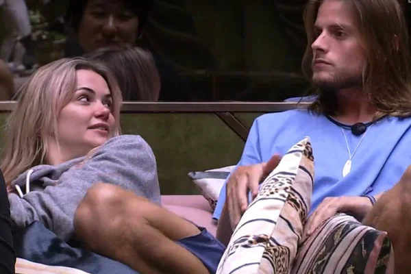 Daniel sentado em sofá do BBB