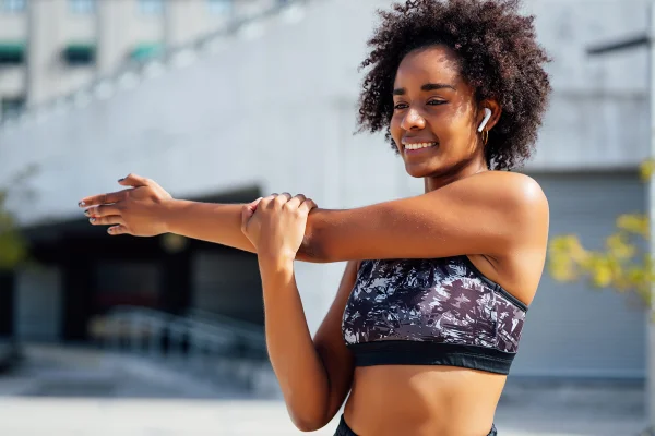 Mulher praticando exercício físico- Metrópoles