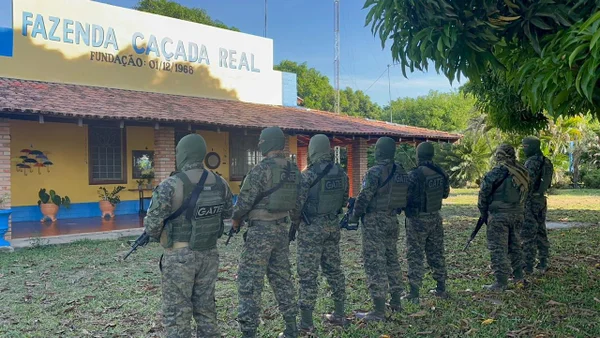 Policiais civis fardados