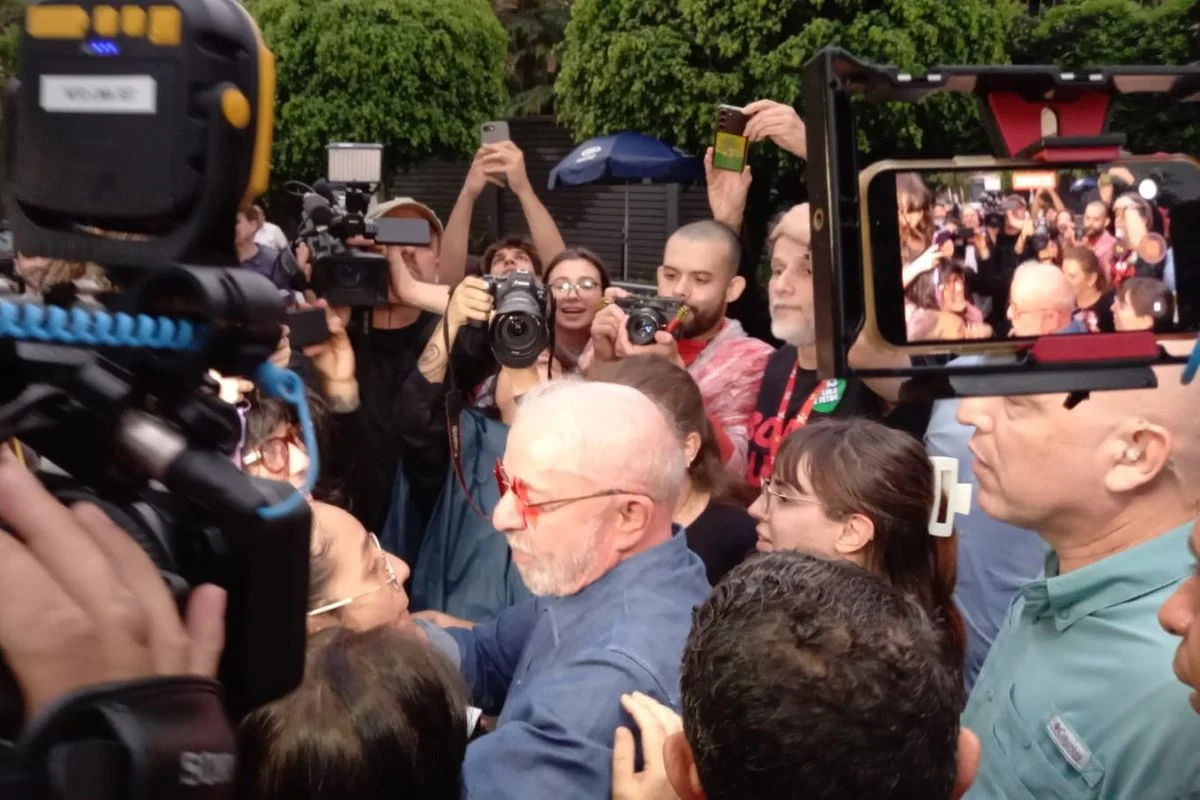 Presidente Lula cumprimenta apoiadores neste domingo (25/10)em São Paulo Presidente Lula cumprimenta apoiadores neste domingo (25/10)em São Paulo