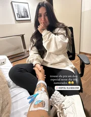 Yasmin Santos mostrou a namorada ao seu lado no hospital