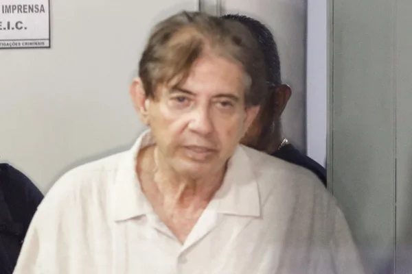 Foto colorida de João de Deus sendo preso em 2018 - Metrópoles