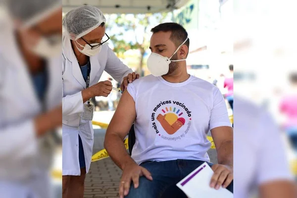 Fábio Felix recebe 1ª dose de vacina contra Covid