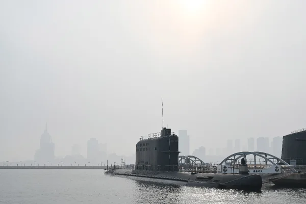 Foto colorida de submarino da China no oceano