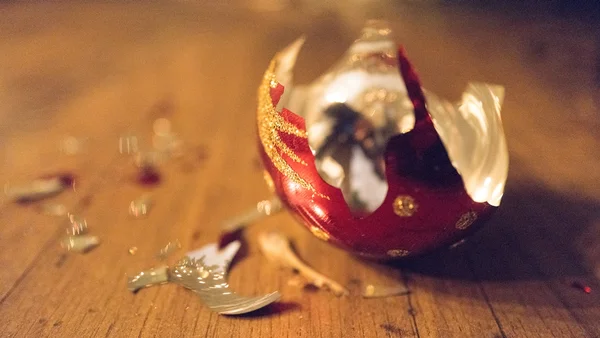 bola de natal quebrada por causa de briga