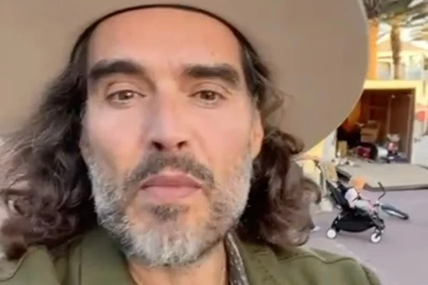 Entenda as acusações de estupro contra Russell Brand, ex de Katy Perry - Metrópoles
