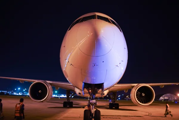 imagem colorida. avião parado