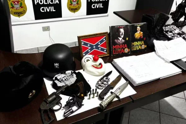 Imagem colorida mostra objetos com referências nazistas foram encontrados na casa de jovem- Metrópoles