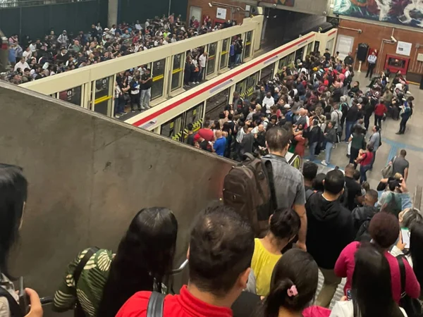 Imagem de pessoas esperando por metrô em plataforma - Metrópoles