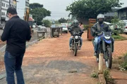 Motociclista desviam da obra pela calçada Motociclista desviam da obra pela calçada