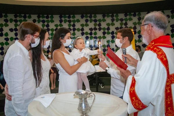 Donatella Ribeiro Caputo Bastos é batizada na Catedral de Brasília
