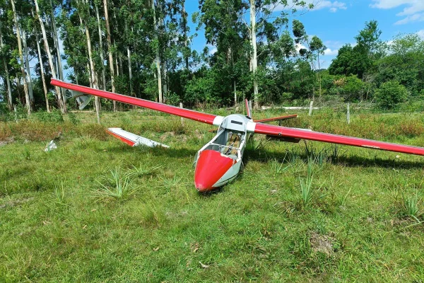 Foto colorida de avião de pequeno porte que caiu no Rio Grande do Sul - Metrópoles