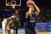 Kevin Crescenzi arremessa o lance livre, enquanto Matheus Buiú e Williams acompanham