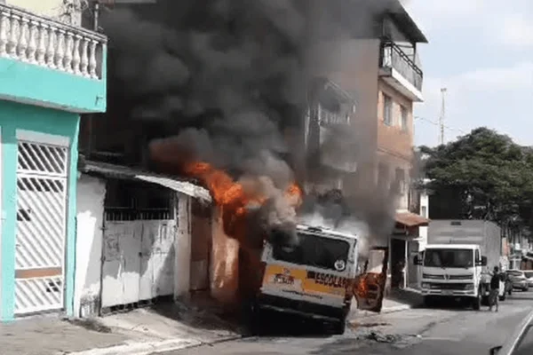 Van escolar pega fogo - Metrópoles