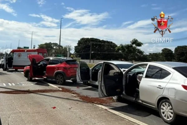 Engavetamento entre quatro carros e ônibus na EPTG deixa feridos