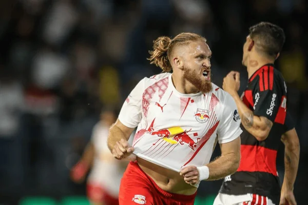 Isidro Pitta comemorando gol em cima do Flamengo