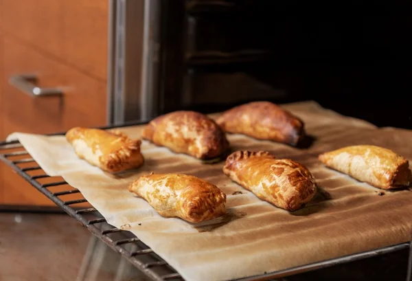 pastel de forno ao forno com papel - metrópoles